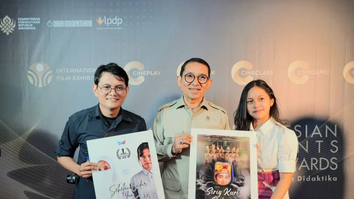 APRESIASI: Menbud RI Fadli Zon dengan karya film pelajar saat menghadiri puncak Cinema Awards Indonesian Students Movie Awards (ISMA) Vol X di Auditorium Dian Didaktika, Depok, Jawa Barat, Senin (24/8). (Foto: Kemenbud RI/Vidhy Fellizano Sfinoza)