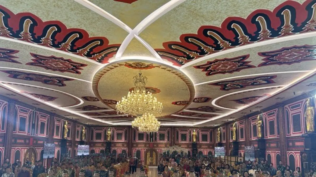  Kasal Laksamana TNI Muhammad Ali dan A.M Hendropriyono (tengah) bersama staf dan tamu undangan dalam kunjungan ke Kraton Majapahit, Jakarta, Senin (24/8/2026). (ANTARA/Laily Rahmawaty)