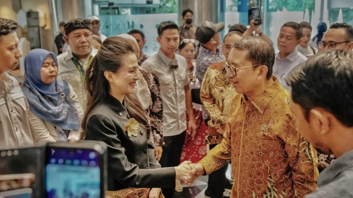 PEMAJUAN KEBUDAYAAN: Menbud RI Fadli Zon disambut Gubernur Maluku Utara Sherly Tjoanda saat menghadiri pelantikan dan pengukuhan Pengurus HIKMU Periode 2026–2031, Sabtu (22/8). (Foto: Kemenbud/Heri Budi Santoso)