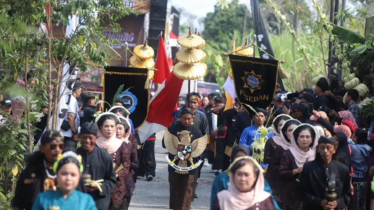 RAWAT TRADISI: Warga Desa Gading, Kecamatan Jatirejo, Kabupaten Mojokerto mengikuti kirab bernuansa khas Jawa dengan membawa hasil bumi sekaligus untuk memperingati Maulid Nabi Muhammad SAW, Selasa (25/8). (Foto: JPRM/Sofan Kurniawan)&nbsp;