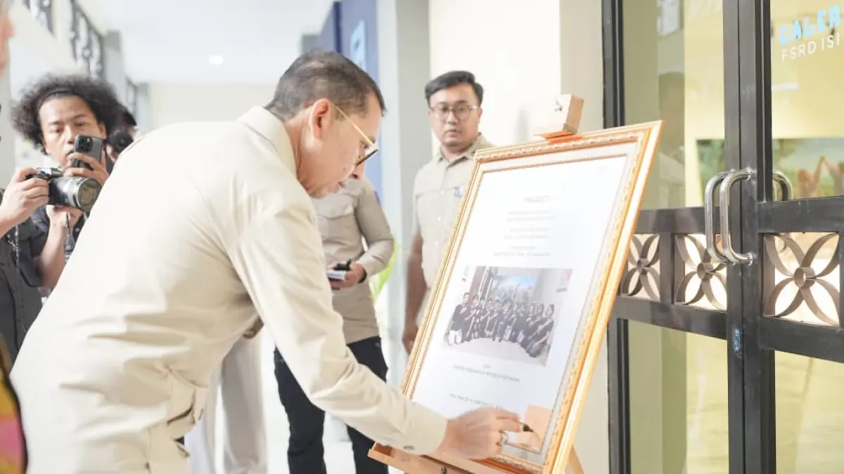 SENI RUPA: Menbud Fadli Zon menandatangani karya saat menghadiri pameran seni lukis di Galeri Seruni, Fakultas Seni Rupa dan Desain (FSRD), Institut Seni Indonesia (ISI) Surakarta, Rabu (26/8).