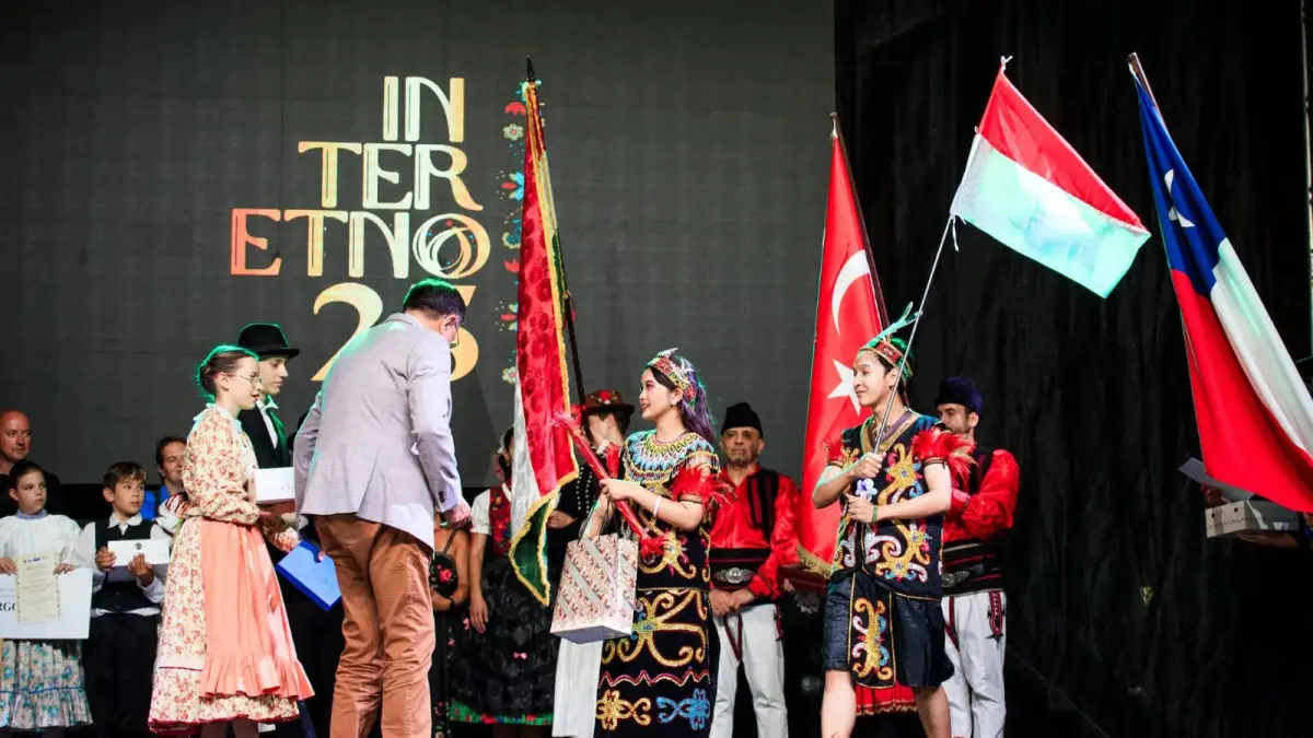 PERTUKARAN BUDAYA: Delegasi dari Indonesia mengikuti Hungary International Folklore Festival. (Foto: Kemenbud RI/Vidhy Fellizano Sfinoza)