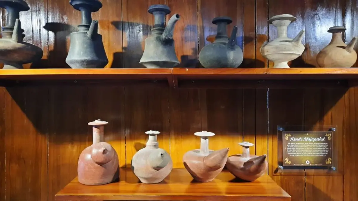 ARTEFAK: Terakota tanah liat berupa wadah air minum berbentuk kendi koleksi Museum Gubuk Wayang di Balai Kota Mojokerto. (Foto: JPRM)