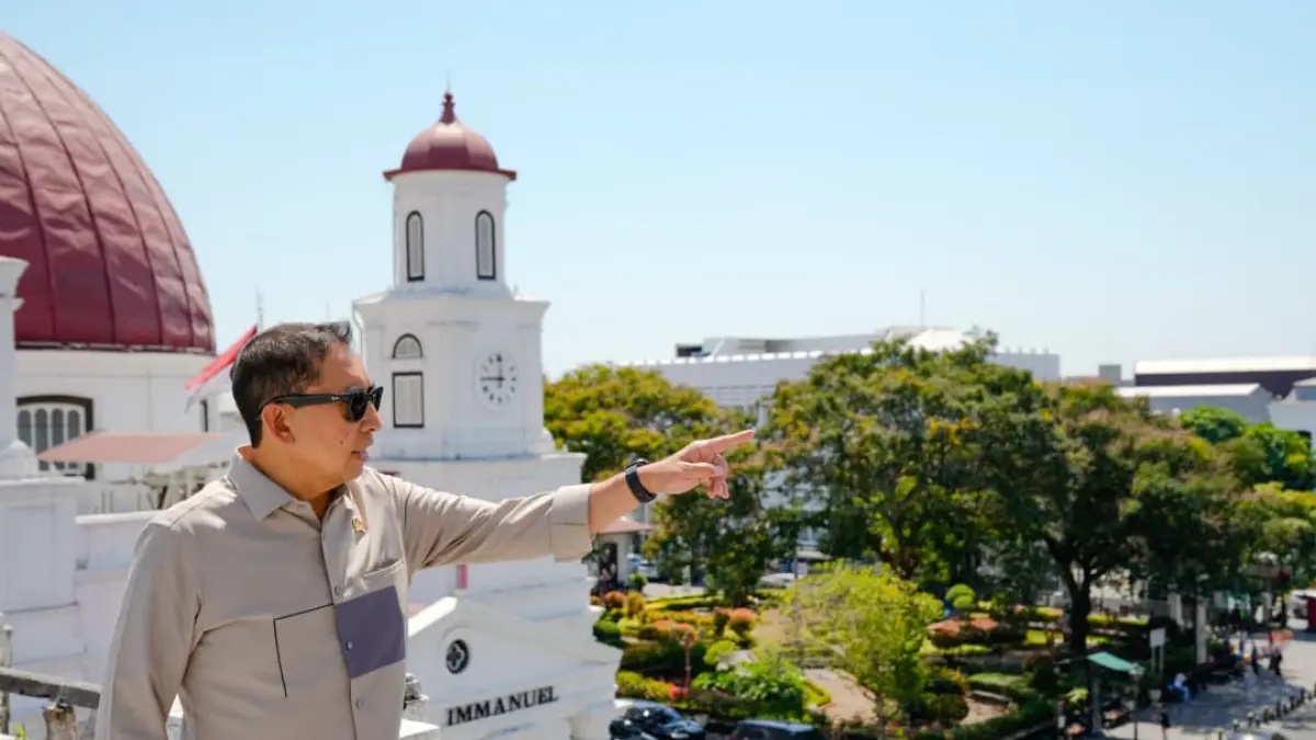 CAGAR BUDAYA: Menbud Fadli Zon saat meninjau eks gedung Jiwasraya di kawasan Kota Lama Semarang, Jawa Tengah, Jumat (28/8). (Foto: Kemenbud/Heri Budi Santoso)