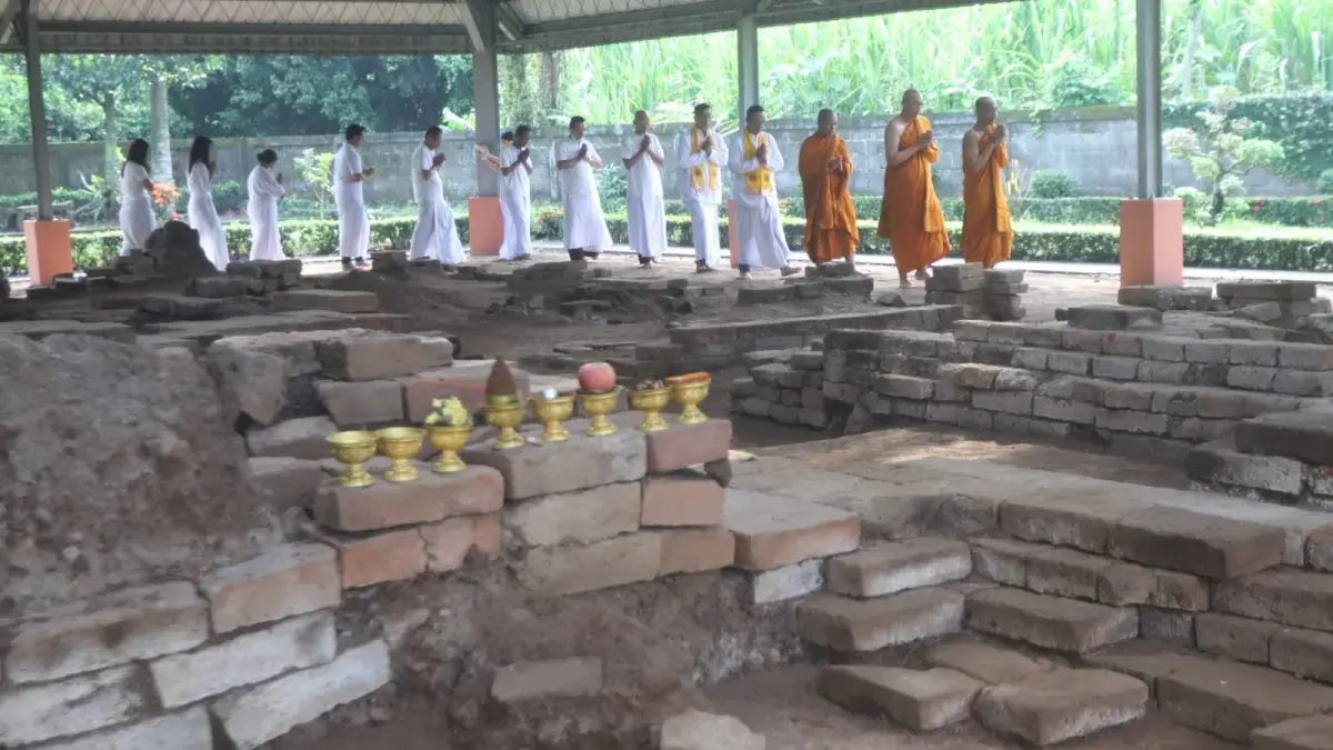 IBADAH: Umat Budha melakukan peribadatan di Candi Gentong beberapa waktu lalu (FOTO: Sofan Kurniawa/Jawa Pos Radar Mojokerto)
