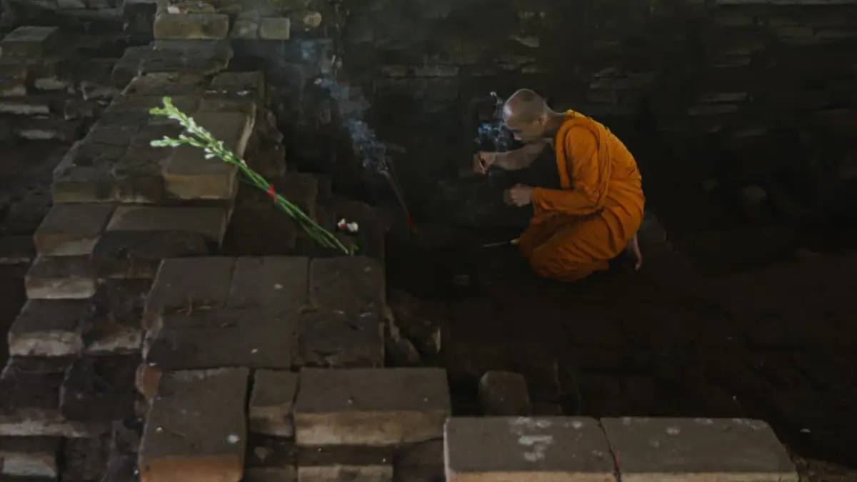 IBADAH: Umat Budha melakukan peribadatan di Candi Gentong beberapa waktu lalu (FOTO: Sofan Kurniawa/Jawa Pos Radar Mojokerto)