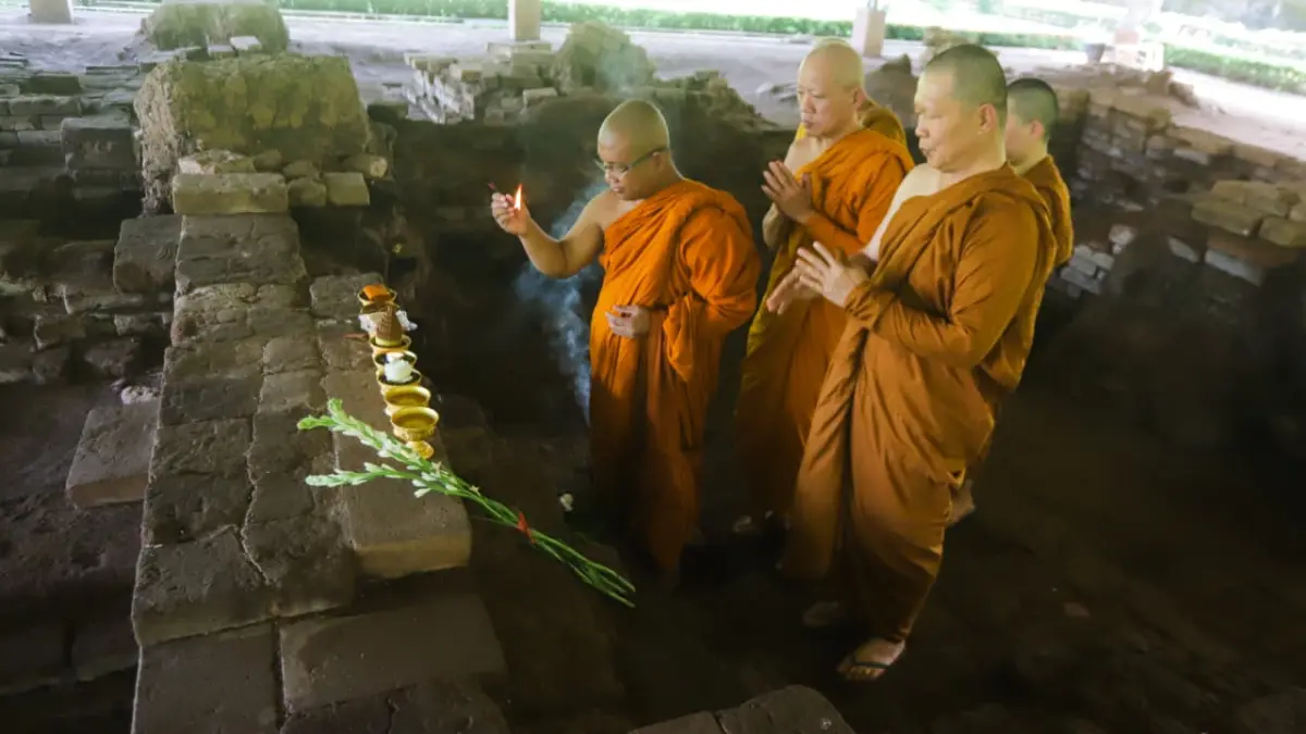 IBADAH: Umat Budha melakukan peribadatan di Candi Gentong beberapa waktu lalu (FOTO: Sofan Kurniawa/Jawa Pos Radar Mojokerto)