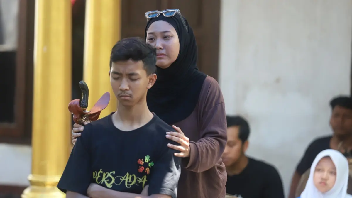BERADU AKTING: Pelajar beradu akting dalam latihan ludruk di Dusun Losari Desa Sidoharjo Gedeg, Senin (31/8). FOTO : Sofan Kurniawan/ Jawa Pos Radar Mojokerto
