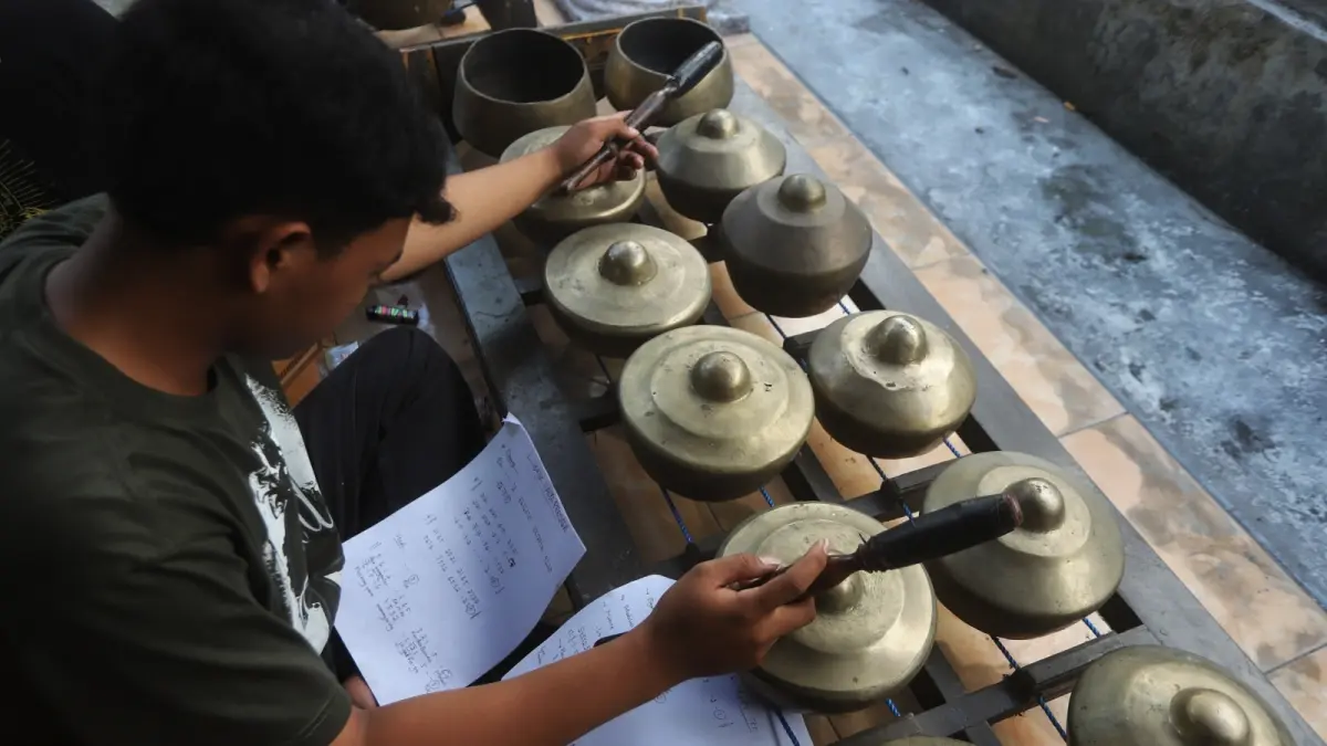 BERLATIH: Anak membaca partitur gamelan saat berlatih ludruk di Dusun Losari Desa Sidoharjo Kecamatan Gedeg Kabupaten Mojokerto, Senin (31/8) FOTO: Sofan Kurniawan/Jawa Pos Radar Mojokerto