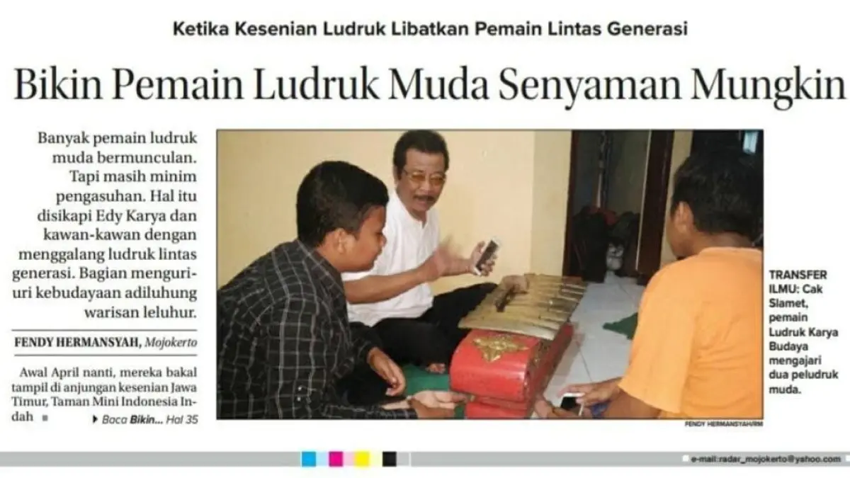 REGENERASI: Arsip Jawa Pos Radar Mojokerto, Cak Slamet aktif dalam pelatihan ludruk remaja.
