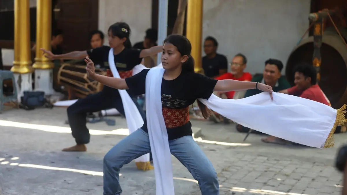 REMO: Sejumlah anak berlatih tari remo persiapan pentas ludruk di Dusun Losari Desa Sidoharjo Kecamatan Gedeg Kabupaten Mojokerto, Senin (31/8) FOTO: Sofan Kurniawan/Jawa Pos Radar Mojokerto