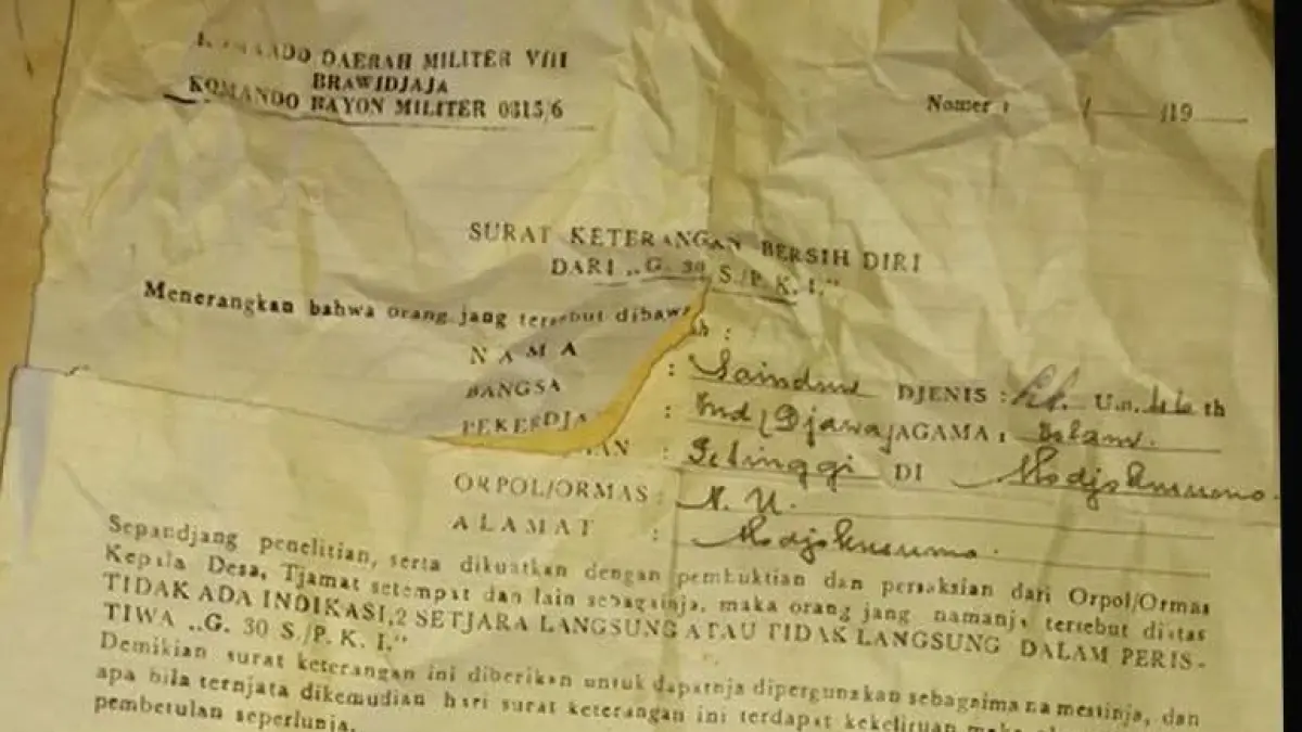 LEMBAR TERTULIS: Surat keterangan tidak terlibat G30S/PKI yang dikeluarkan Koramil 0815/6 Kemlagi, Kabupaten Mojokerto. (Foto: koleksi Ayuhanafiq)