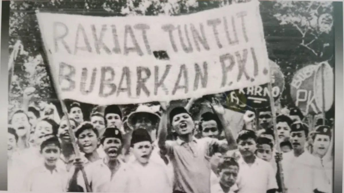PERGERAKAN: Aksi pemuda pelajar yang menuntut pembubaran PKI di akhir masa pemerintahan Orde Lama tahun 1966. (Foto: koleksi Ayuhanafiq)