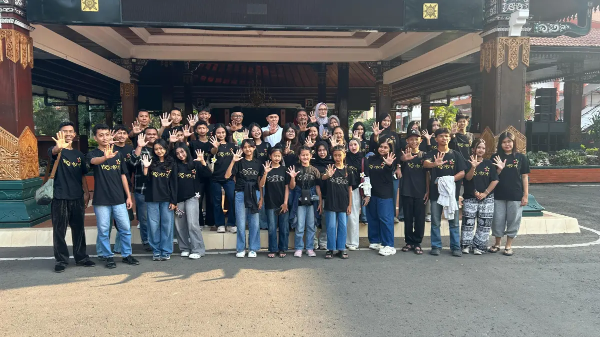 DUKUNGAN BUPATI: Puluhan personil ludruk remaja Mojokerto di berangkatkan oleh Bupati Mojokerto di pringgitan (4/9) FOTO: arsip karya persada
