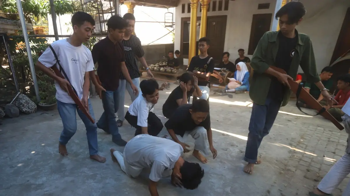 LATIHAN: Grup Karya Persada saat berlatih persiapan pentas di Desa Losari Gedeg senin lalu. (Foto: Sofan/Radar Mojokerto)