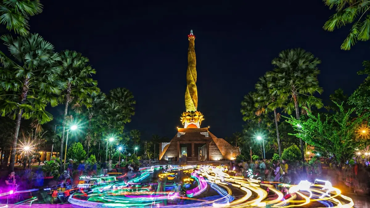 SENJA: Suasana alun-alun wiraraja difoto saat senja beberapa waktu lalu (FOTO: Sofan Kurniawan/Radar Mojokerto)