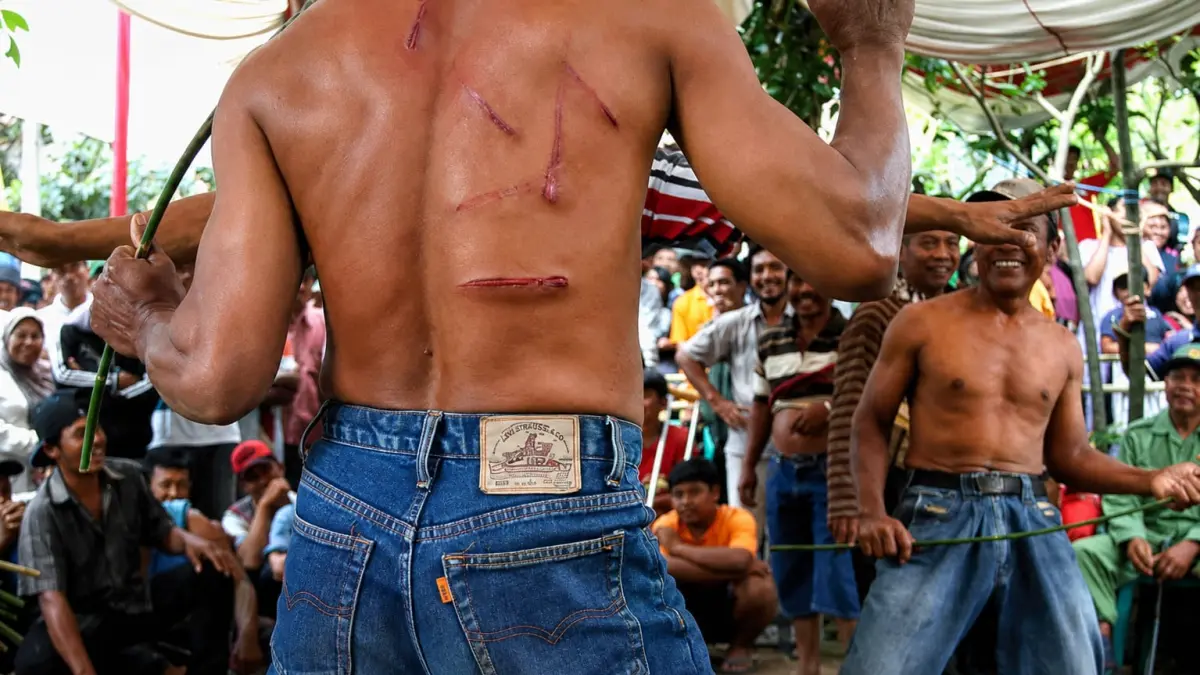 LUKA: Pertunjukan Ojung di Desa Begagan Limo, Kecamatan Gondang, Kabupaten Mojokerto, beberapa waktu lalu. (Foto: Sofan Kurniawan/Jawa Pos Radar Mojokerto).