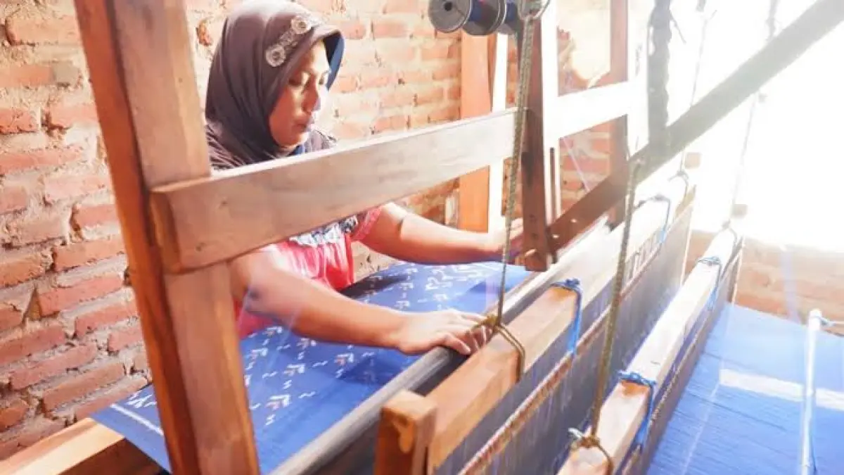 WARISAN TRADISI: Perajin kain tenun ikat menggunakan tradisional di Dusun/Desa Kedunguneng, Kecamatan Bangsal, Kabupaten Mojokerto. (Foto: dok JPRM)