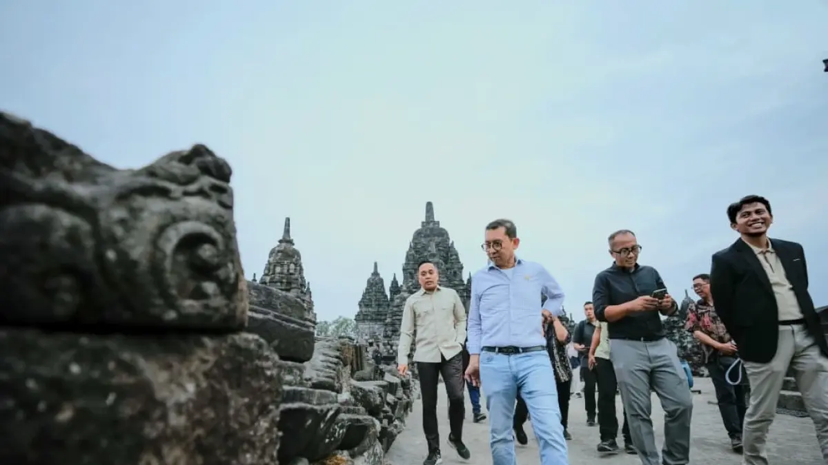 DIREVITALISASI: Menbud RI Fadli Zon saat mengunjunhi kompleks Candi Prambanan, candi yang masuk Situs Warisan Dunia UNESCO ini akan disentuh restorasi dan revitalisasi.&nbsp;(Foto: Kemenbud RI/Heri Budisantoso)