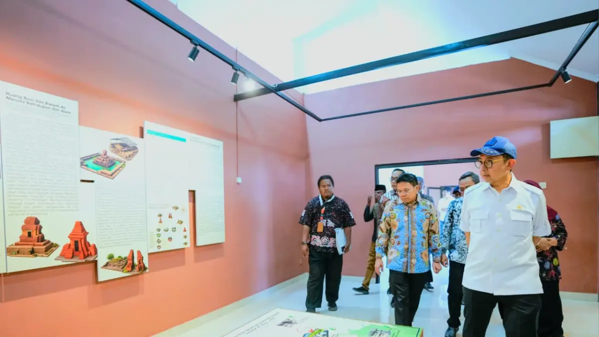 SIMPAN PERADABAN: Menbud RI Fadli Zon menapaktilasi situs peninggalan Kerajaan Majapahit di KCBN Trowulan, Kabupaten Mojokerto, Minggu (13/9).