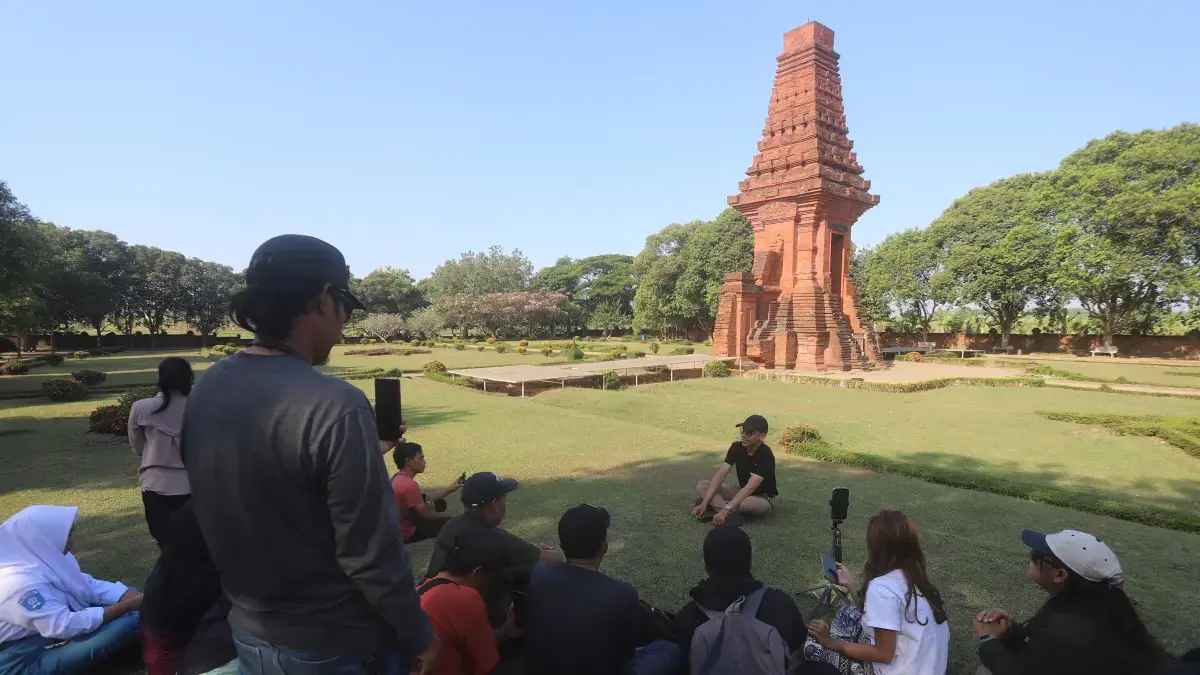 DESTINASI SEJARAH: Suasana&nbsp; kunjungan Candi Bajang Ratu di Desa Temon, Kecamatan Trowulan, Kabupaten Mojokerto, Selasa (15/9). (Sofan Kurniawan/JPRM)