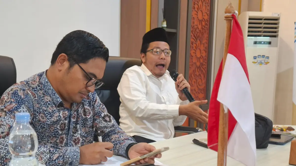 DIALOG: K.H. Ahmad Kholili Kholil (kanan) bersama Dr. Ahmad Ginanjar Sya