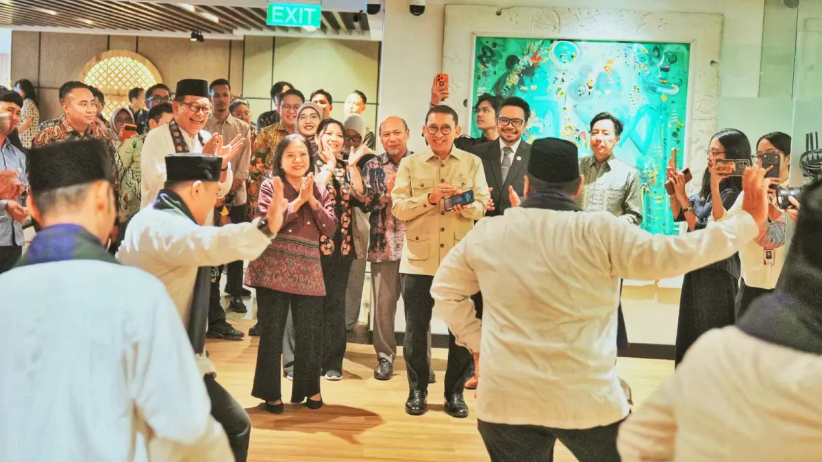 WARISAN BUDAYA: Menbud RI Fadli Zon menyaksikan penampilan Tari Zapin yang resmi diusulkan bersama Brunei Darussalam, Malaysia, dan Singapura sebagai nominasi multinasional warisan budaya takbenda UNESCO di Gedung Kemenbud, Jakarta, Selasa (29/9). (Foto: Kemenbud RI)