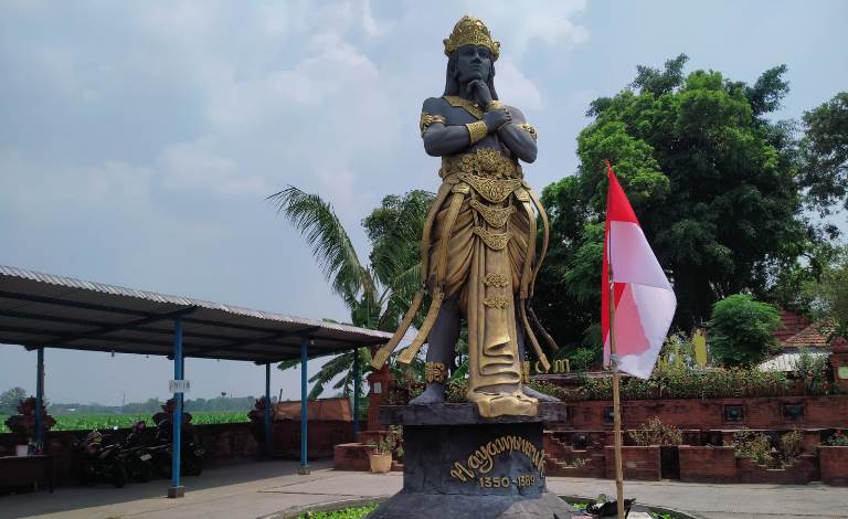 IKONIK: Patung Raja Hayam Wuruk tampak ditonjolkan di halaman depan petilasan Reco Banteng, Desa Panggih, Kecamatan Trowulan, Kabupaten Mojokerto.