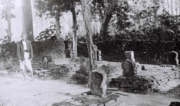 NISAN DAN BATA: Pelataran Makam Troloyo, Desa Sentonorejo, Kecamatan Trowulan sebelum dipugar.