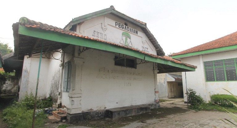 DIKOSONGKAN: Bangunan yang dulu sempat digunakan sebagai rumah pegadaian Di Kecamatan Dlanggu, Kabupaten Mojokerto.
