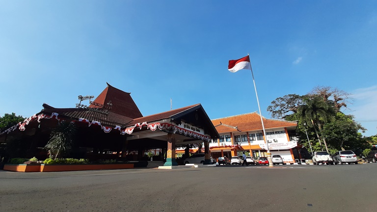 BERCORAK JAWA: Pendapa Pemkab Mojokerto yang dibangun sejak 1838 .