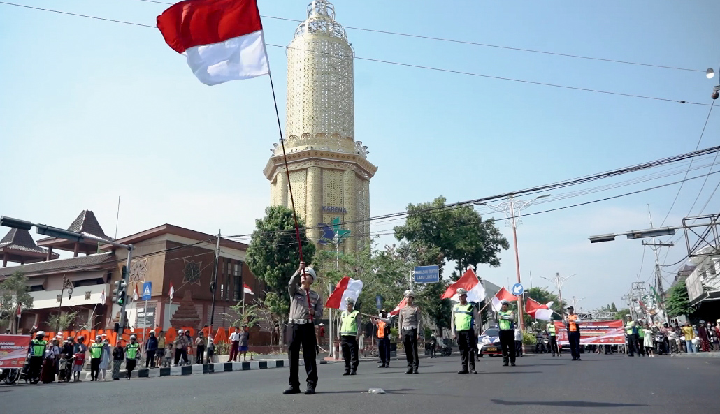 SEMARAK HUT RI: Petugas kepolisian mengibarkan bendera merah putih saat detik-detik Proklamasi di Jalan Gajah Mada Kota Mojokerto, Kamis (17/8).
