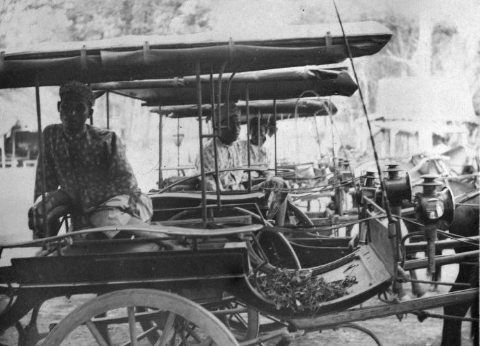 TENAGA KUDA: Kusir delman trayek Mojokerto-Sidoarjo menunggu penumpang di Stasiun Sidoarjo kisaran tahun 1904. (foto tropen museum)