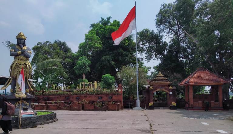 BERSEJARAH: Kondisi halaman depan Petilasan Hayam Wuruk di Desa Panggih, Kecamatan Trowulan, Kabupaten Mojokerto. (firman for radar majapahit)