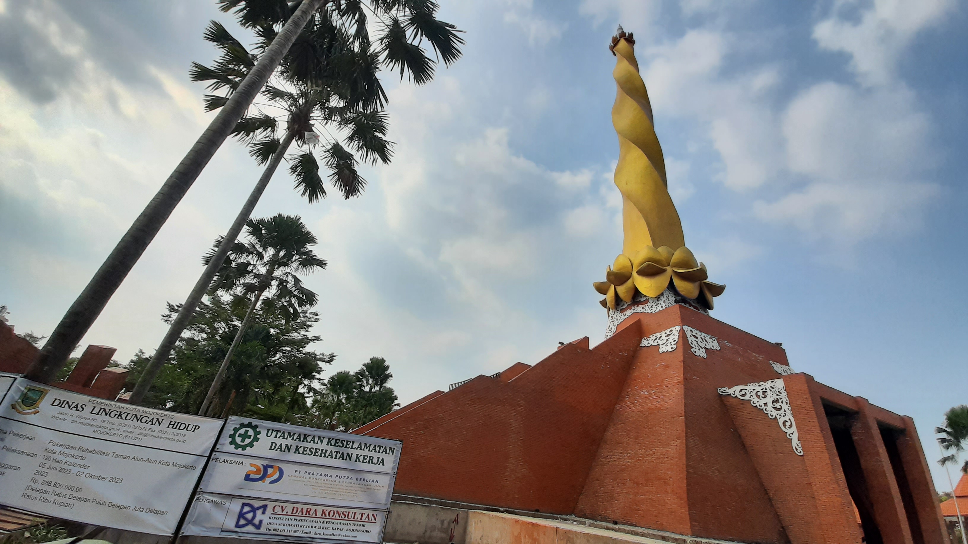 DIPERCANTIK: Tugu baru Alun-Alun Wiraraja Kota Mojokerto.