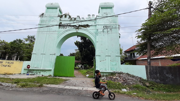 IKONIK: Gapura peninggalan penjajah Belanda masih kukuh berdiri di timur Jalan Raya Bypass Mojokerto, Kelurahan Kedundung, Kecamatan Magersari, Kota Mojokerto.