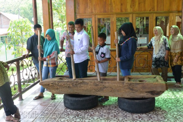 WARISAN PERADABAN: Selain fungsi utamanya untuk menumbuk padi, lesung dapat dimanfaatkan menjadi instrumen seni.