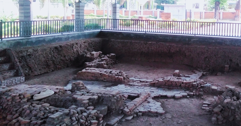 PERADABAN MAJAPAHIT: Kondisi Situs Lantai Segi Enam di Desa Sentonorejo, Kecamatan Trowulan, Kabupaten Mojokerto.