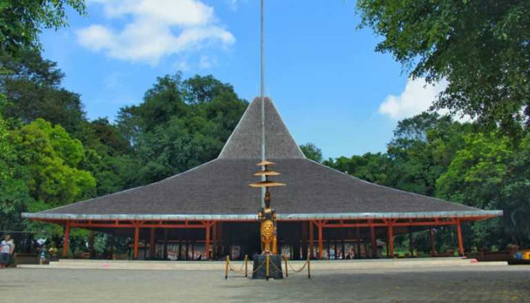 IKONIK: Bagian depan pendapa, berdiri patung Raden Wijaya sebagai pendiri Kerajaan Majapahit yang di atasnya terdapat payung. (foto internet)