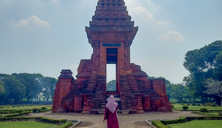 TERAWAT: Candi Bajang Ratu merupakan bangunan bersejarah peninggalan Kerajaan Majapahit dengan tipe paduraksa.