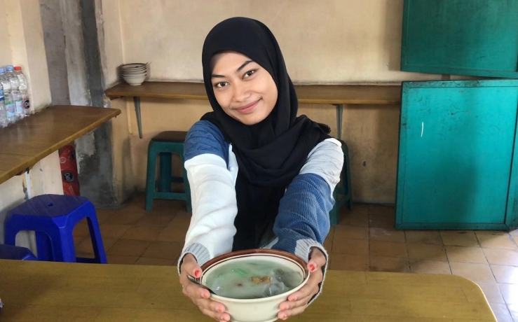 SEJAK 1989: Nadya Talitah Rokhma, pelanggan asal Kemlagi menikmati bubur sruntul Bu Saudah, Minggu (3/9).