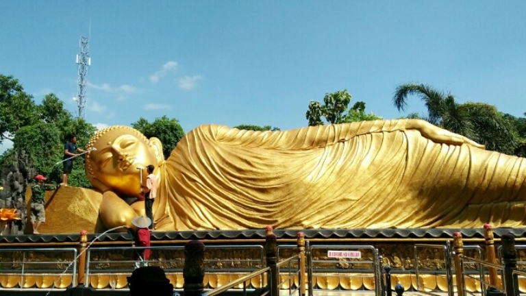 KEEMASAN: Selain menjadi destinasi wisata, Patung Buddha Tidur, utamanya digunakan sebagai tempat ibadah umat Buddha.