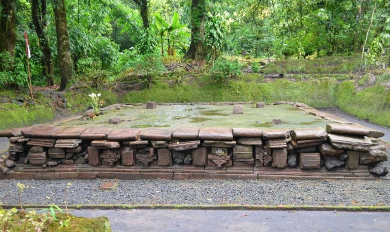 SEJARAH: Relief Candi Jawar, Ampel Gading, Malang, mengindikasikan para dewa bermusyawarah.