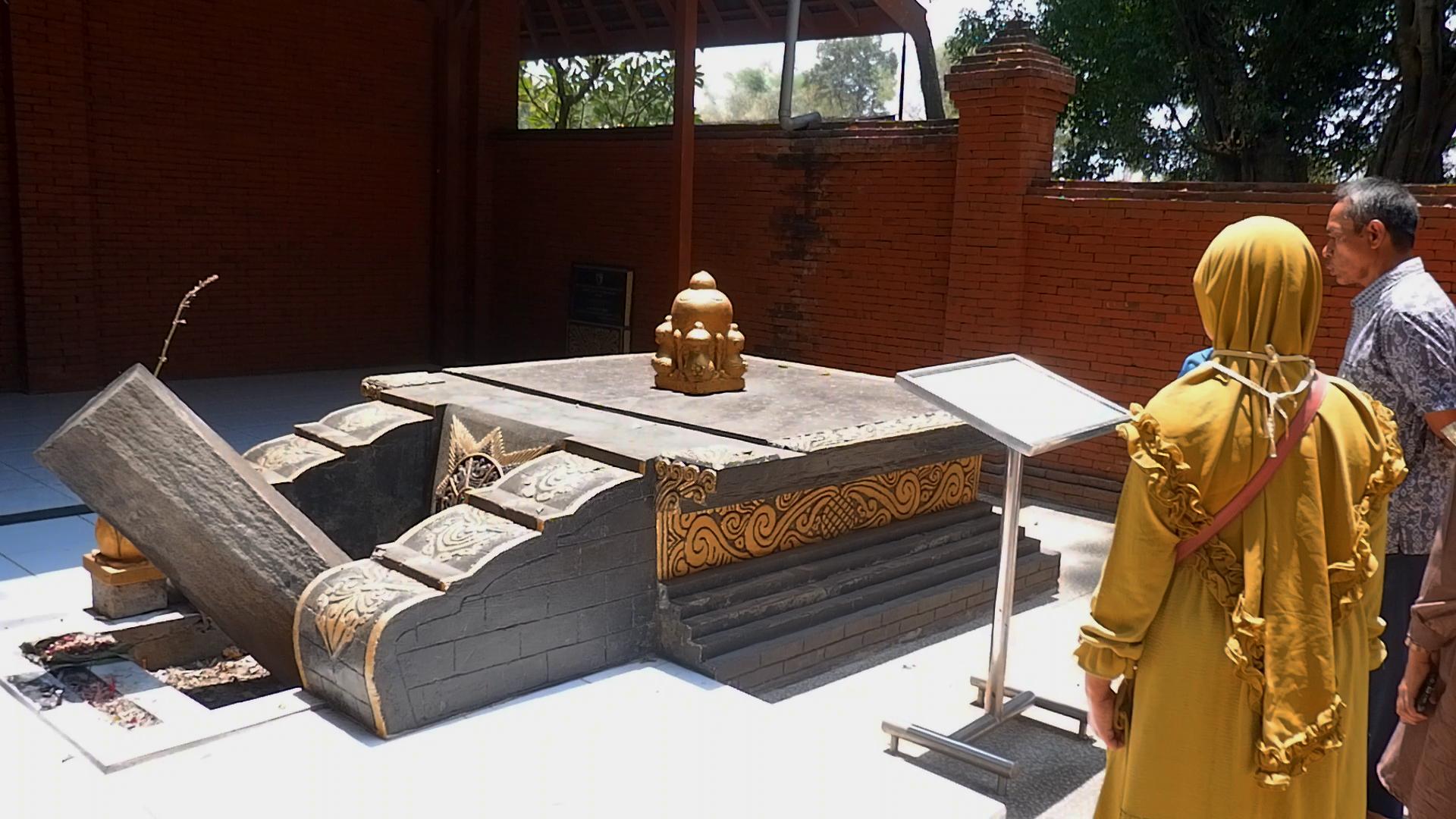 WISATA SEJARAH: Pengunjung Situs Batu Miring di kompleks Pendapa Agung Trowulan, Dusun Nglinguk, Desa/Kecamatan Trowulan, Selasa (26/9).
