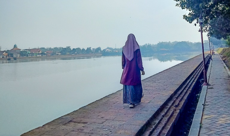 SPEKTAKULER: Pengunjung menikmati pesona Kolam Segaran di Desa/Kecamatan Trowulan.