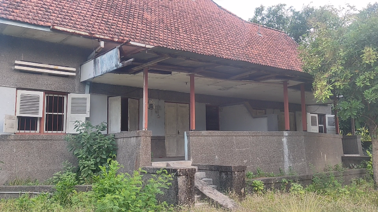 TAK BERPENGHUNI: Rumah tua peninggalan Belanda yang berdiri di Jalan Mayjend Sungkono, Kecamatan Magersari, Kota Mojokerto.