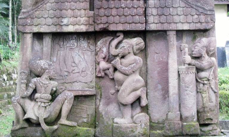 MASA LAMPAU: Keberadaan bengkel pandai besi mulai berkurang meski pernah eksis di era Majapahit.