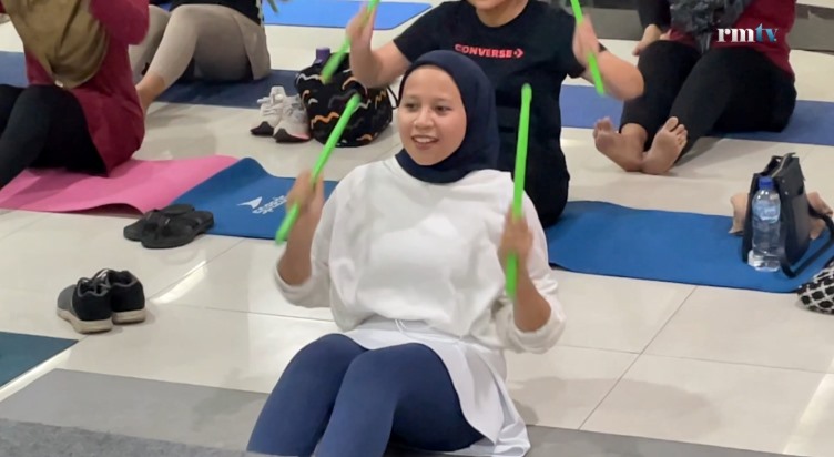 LEPAS: Peserta pound fit mengikuti gerakan yang dipandu oleh instruktur pound fit di      Sunrise Mall Kota Mojokerto.