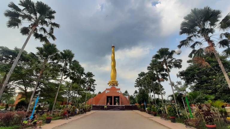 BERSEJARAH: Alun-Alun Wiraraja yang menjadi lokasi penyerahan kedaulatan  kemerdekaan RI di wilayah Mojokerto dari Belanda. (rizal amrulloh)