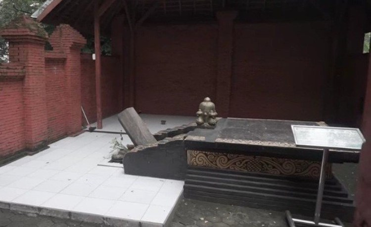 HISTORIS: Batu miring berada di belakang Pendapa Agung Trowulan. (dok internet)